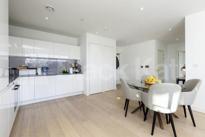 Beautiful 2 bed 2 bath in the popular development in Royal Wharf Admiralty Avenue, Royal Wharf